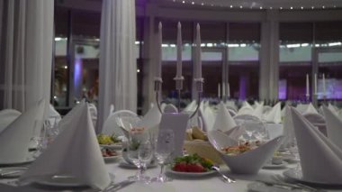Restoranda tatil yemeği. Tören için dekore edilmiş salon, kutlama partisi..