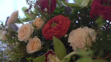 Kırmızı karanfil buketi ve pembe güller. Şenlikli çiçekler, kadınlar için bir hediye.. 