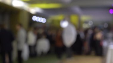 Bar veya restoranda kutlama partisi var. İnsanlar tatilde bulanık.