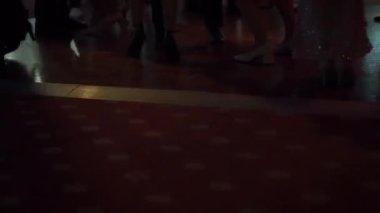 Partide insanlar dans ediyor. Ayaklar dans pistinde.