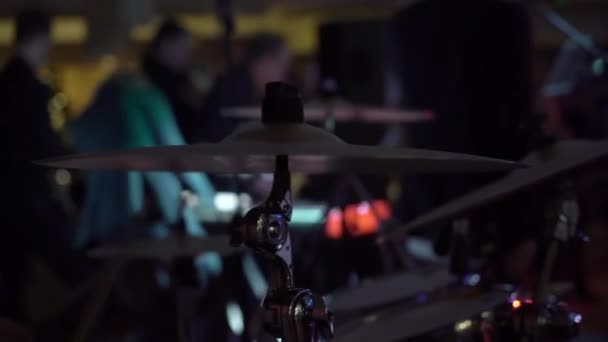 Músico baterista tocando la batería en el concierto. Instrumentos musicales de percusión. — Vídeo de stock