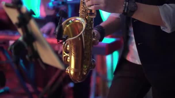 Saxophonist playing saxophone at the party. Man with golden sax player. — Stock Video