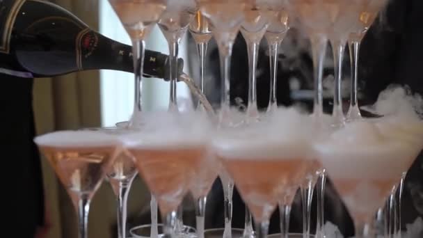 Pyramidtorn av vinglas för alkoholhaltig dryck champagne. Häll alkohol. — Stockvideo