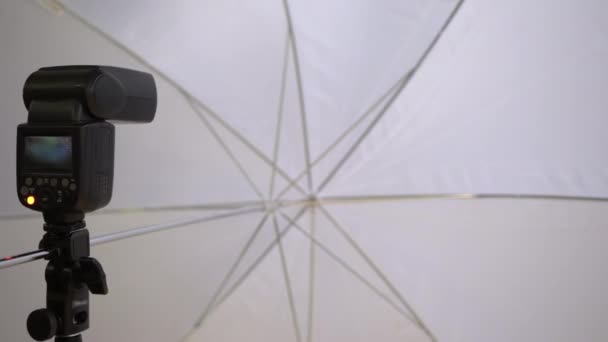 Zdjęcie flash i biały dyfuzor parasol. Miękkie pudełko i studio światło fotografii. — Wideo stockowe