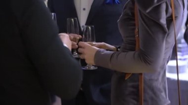 Takım elbiseli adam elinde beyaz köpüklü şarap kadehi tutuyor. Şampanya..