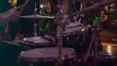 Davulcu müzisyen konserde davul çalıyor. Perküsyon müzik aletleri.