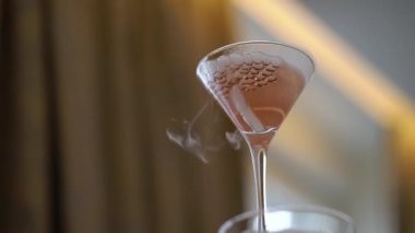 Alkollü içecek için şarap kadehi şampanya. Lokantada bar tezgahı.
