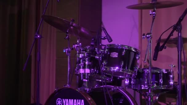 Instrumentos de percusión, batería puesta en el escenario antes del concierto. — Vídeo de stock