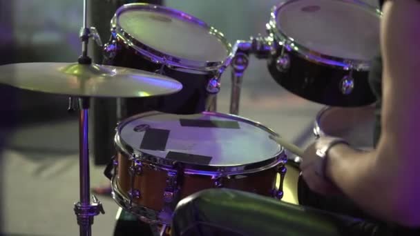 Drummer μουσικός παίζει τύμπανα σε συναυλία. Μουσικά όργανα κρουστά. — Αρχείο Βίντεο