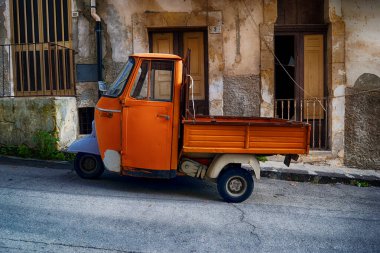 Piaggio Ape, üç tekerlekli hafif araç. Piaggio maymunu açık minibüs, İtalyan meydanına park etmiş. Piaggio Goril, üç tekerlekli hafif ticari araç. İtalya. Araba üç tekerlekli hafif ticari bir araçtır. Üç tekerlekli hafif bir araçtır..