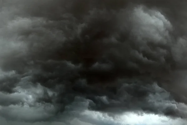 Nuvens Tempestade Perigo Cobrindo Céu Com Nuvens Escuras — Fotografia de Stock