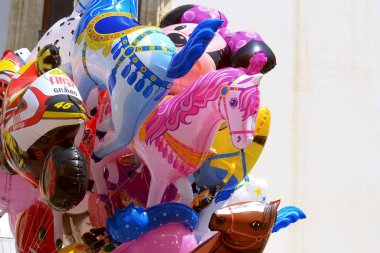 Farklı şekillerde ve renklerde komik balonlar. Farklı şekil ve renklerde komik Çin balonları. Çizgi film karakteri şekilli renkli balonlar..