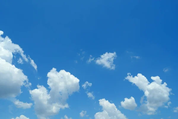 Облака Голубом Небе Ясное Небо Белые Облака Красивом Голубом Небе — стоковое фото