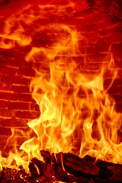 Flammen Einem Holzofen Flammen Holzbeheizten Pizzaofen Flammen Die Durch Die — Stockfoto