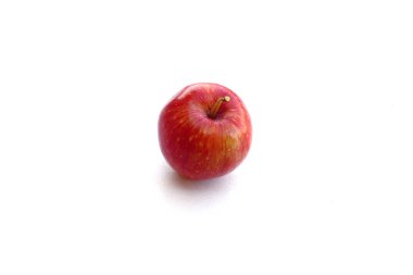 Kırmızı elma beyaz arka planda izole edilmiş. Beyaz arka planda olgun kırmızı elma. Doğal ışıkta kırmızı elma..