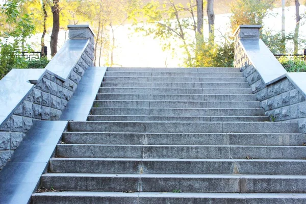 Marches en granit gris dans la ville Closeup escalier en granit, vieux détail escalier, fond abstrait escalier en pierre Antique escalier en pierre grise échelle en ciment avec, échelle sale Escaliers abstraits dans — Photo