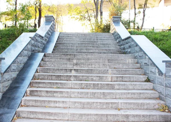 Marches en granit gris dans la ville Closeup escalier en granit, vieux détail escalier, fond abstrait escalier en pierre Antique escalier en pierre grise échelle en ciment avec, échelle sale Escaliers abstraits dans — Photo