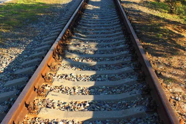 Demiryolu Anchor, Demiryolu Bağlantıları, Demiryolu ilginç şeyler ve çimenli tek raylı terk edilmiş demiryolu rayları çimenli ve ahşap yataklı. Eski demiryolu hattı perspektifte, demir raylar bağlanıyor — Stok fotoğraf