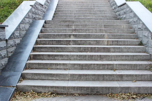 Szürke gránit lépések a városban Szekrény gránit lépcső, régi lépcső részlet, elvont kő lépcső háttér Antik szürke kő lépcső Cement létra, piszkos létra Absztrakt lépcső — Stock Fotó