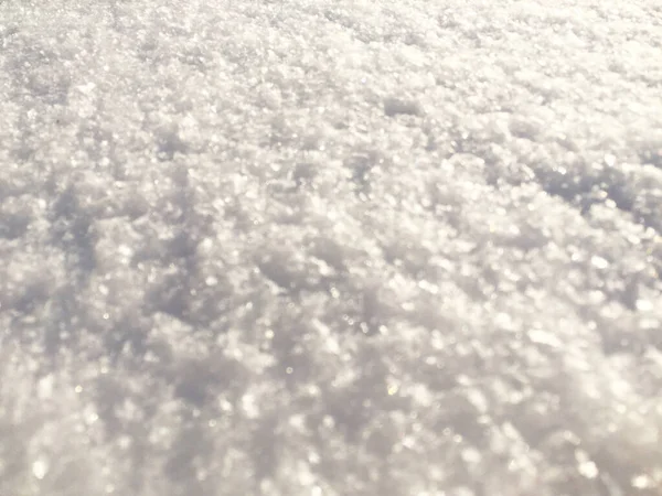 Neve em clima ensolarado fundo fresco. alto ângulo de visão da textura da neve Fundo de inverno natural com derivas de neve e queda de neve — Fotografia de Stock