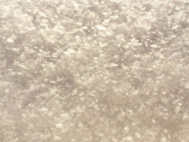 Güneşli havada kar yeni bir zemin hazırlıyor. Yüksek açılı kar dokusu manzarası. Kar yağışı ve düşen karla doğal kış arkaplanı.