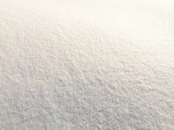 Schnee bei sonnigem Wetter frischen Hintergrund. Hochwinkel-Ansicht von Schnee Textur Natürliche Winter Hintergrund mit Schneeverwehungen und fallendem Schnee — Stockfoto