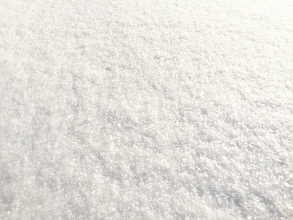 Schnee bei sonnigem Wetter frischen Hintergrund. Hochwinkel-Ansicht von Schnee Textur Natürliche Winter Hintergrund mit Schneeverwehungen und fallendem Schnee — Stockfoto