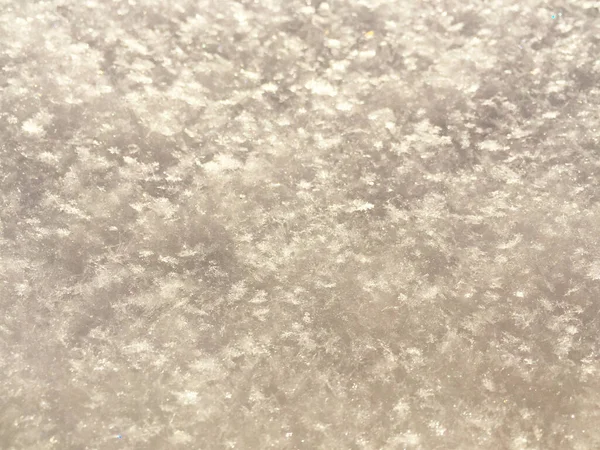 Güneşli havada kar yeni bir zemin hazırlıyor. Yüksek açılı kar dokusu manzarası. Kar yağışı ve düşen karla doğal kış arkaplanı.