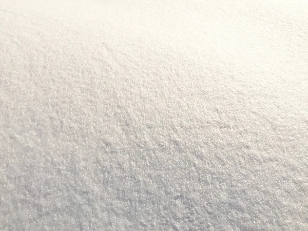 Schnee bei sonnigem Wetter frischen Hintergrund. Hochwinkel-Ansicht von Schnee Textur Natürliche Winter Hintergrund mit Schneeverwehungen und fallendem Schnee — Stockfoto