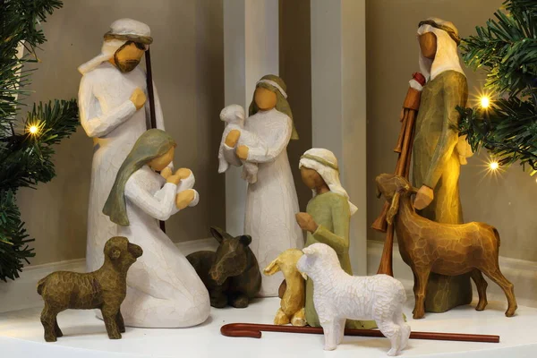 Безликие Статуэтки Девы Марии Младенца Иисуса Иосифа Трех Пастухов Животных Стоковое Фото