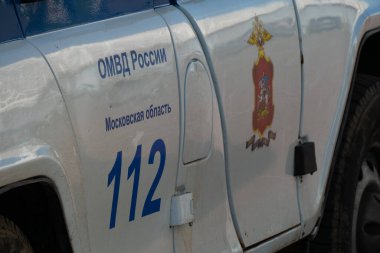 112 numaralı polis arabası yan tarafta.