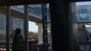 Demiryolunun yanında bir yol inşaatı