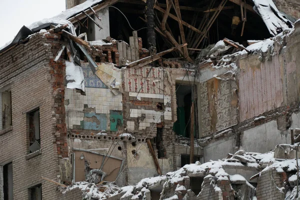 Destroyed multi-storey residential building in the city — Stock Photo, Image