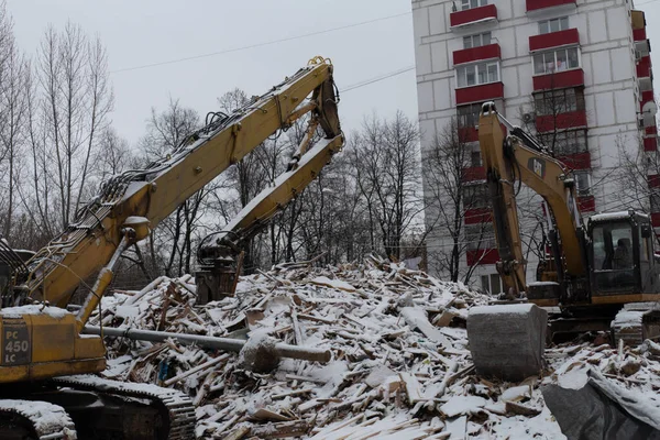 Зруйнований багатоповерховий житловий будинок у місті — стокове фото