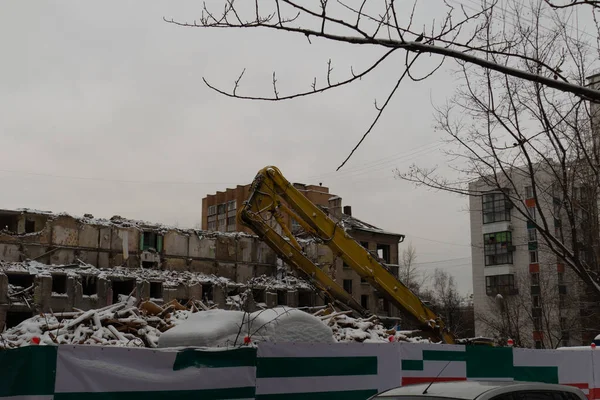 Destroyed multi-storey residential building in the city — Foto Stock