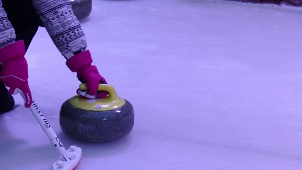 Morcego de curling de gelo amarelo 2022 — Vídeo de Stock