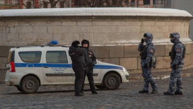 Polis ve Rosgvardiya ve araba 2022
