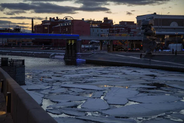 Ice on the Moskva River in the city center — Stock Photo, Image