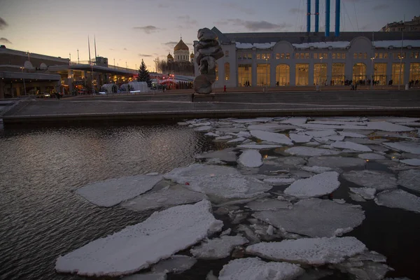Gelo no rio Moskva no centro da cidade — Fotografia de Stock