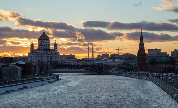 Utsikt över Kristi katedral Frälsaren och Kreml — Stockfoto