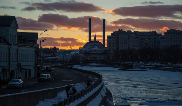 크렘린 과 얼음 근처에 있는 모스크바 중앙의 겨울 일몰 광경 — 스톡 사진