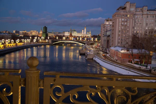 Uitzicht op het Kremlin vanaf de Moskva rivier winter — Stockfoto