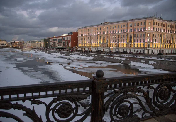 시내 중심부에 있는 모스크바강의 얼음 — 스톡 사진
