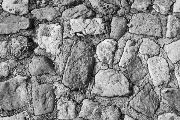 Zwart-wit panorama stenen muur voor achtergrond ontwerp. Vintage van stenen achtergrond. Natuursteen muur textuur achtergrond voor een post, screensaver, behang, ansichtkaart, poster, banner, cover — Stockfoto