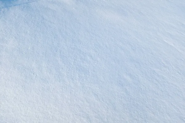 Ljusblå vinter bakgrund slät snö vägg. Vertikal snö bakgrund för affisch, kalender, inlägg, skärmsläckare, tapeter, vykort, kort, banner, omslag, rubrik för webbplats. Högkvalitativt foto — Stockfoto