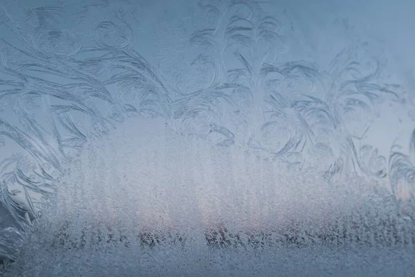 Fancy patterns drawn on a frosty winter day. Frost texture from the ice crystals on the glass of the window, strong cold concept, copy space for your design or text. Snow patterns on the glass — Stock Photo, Image