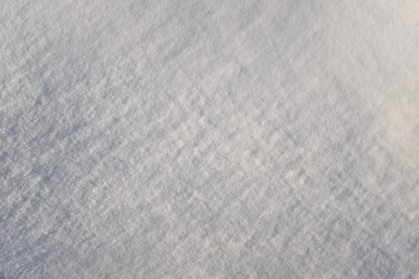 滑らかな雪の壁の冬の背景。ポスター、カレンダー、ポスト、スクリーンセーバー、壁紙、はがき、カード、バナー、カバー、ウェブサイトのヘッダーの垂直雪の背景。高品質の写真 — ストック写真