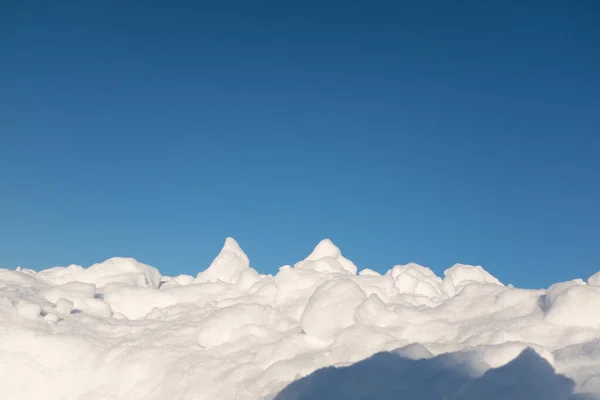 在大雪之后，山上长满了毛茸茸的雪，周围是蔚蓝的天空。蓝天雪地，用于海报、日历、邮件、屏保、壁纸、明信片、卡片、横幅、封面、标题 — 图库照片