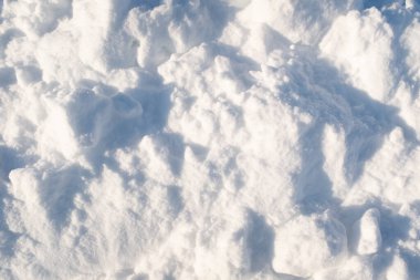 Beyaz karlı arka plan, yakın plan. Poster, takvim, gönderi, ekran koruyucu, duvar kağıdı, kartpostal, pankart, afiş, kapak, web sitesi başlığı, tasarım veya metin için kopyalama alanı için kar arkaplanı. Yüksek kalite fotoğraf