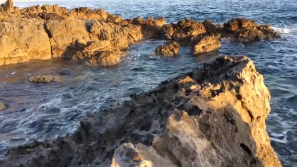 A tenger hullámai a part szikláihoz csapódnak. — Stock videók